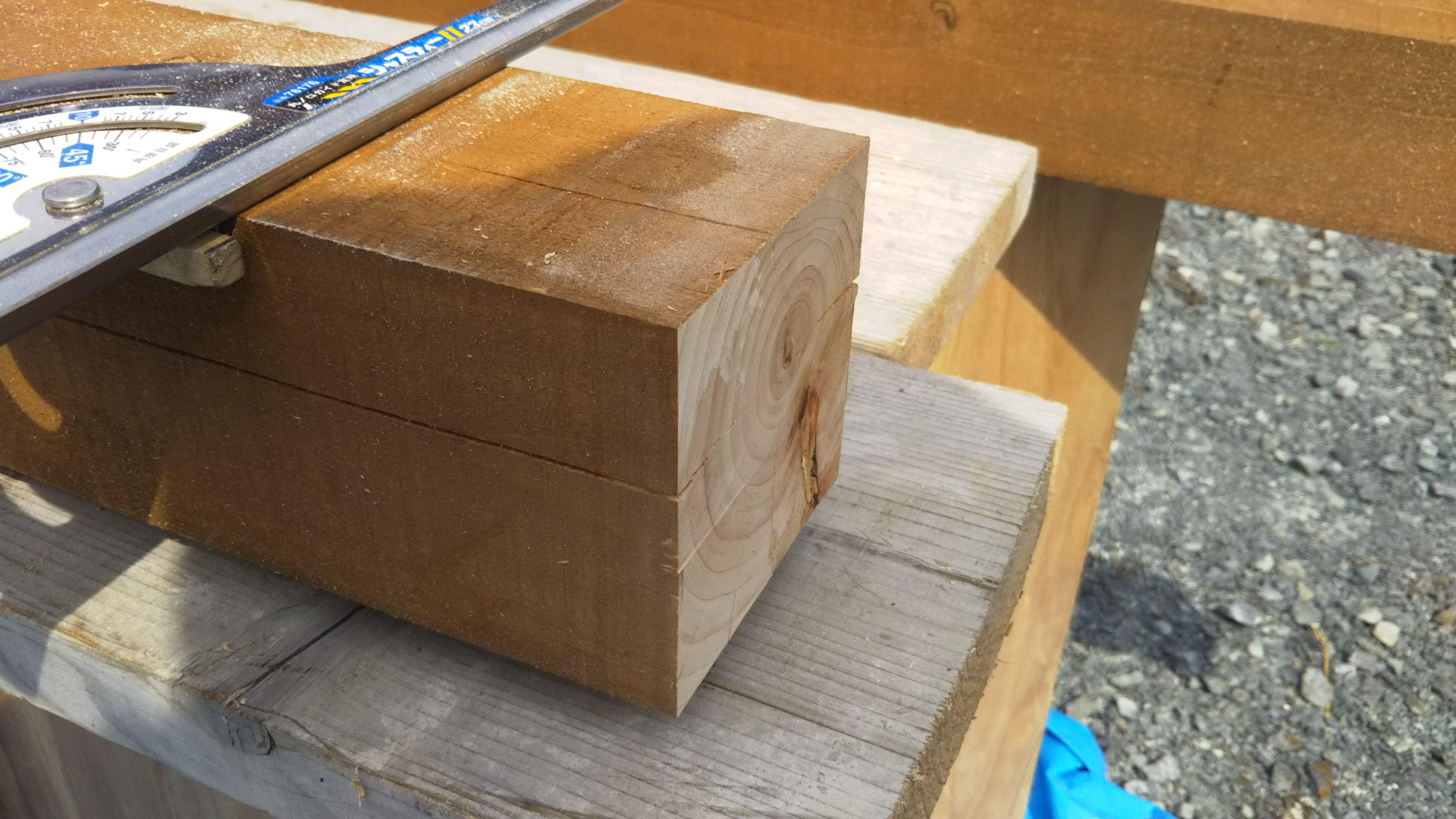 足場板で作るウッドデッキをDIY！【束柱・根太編】