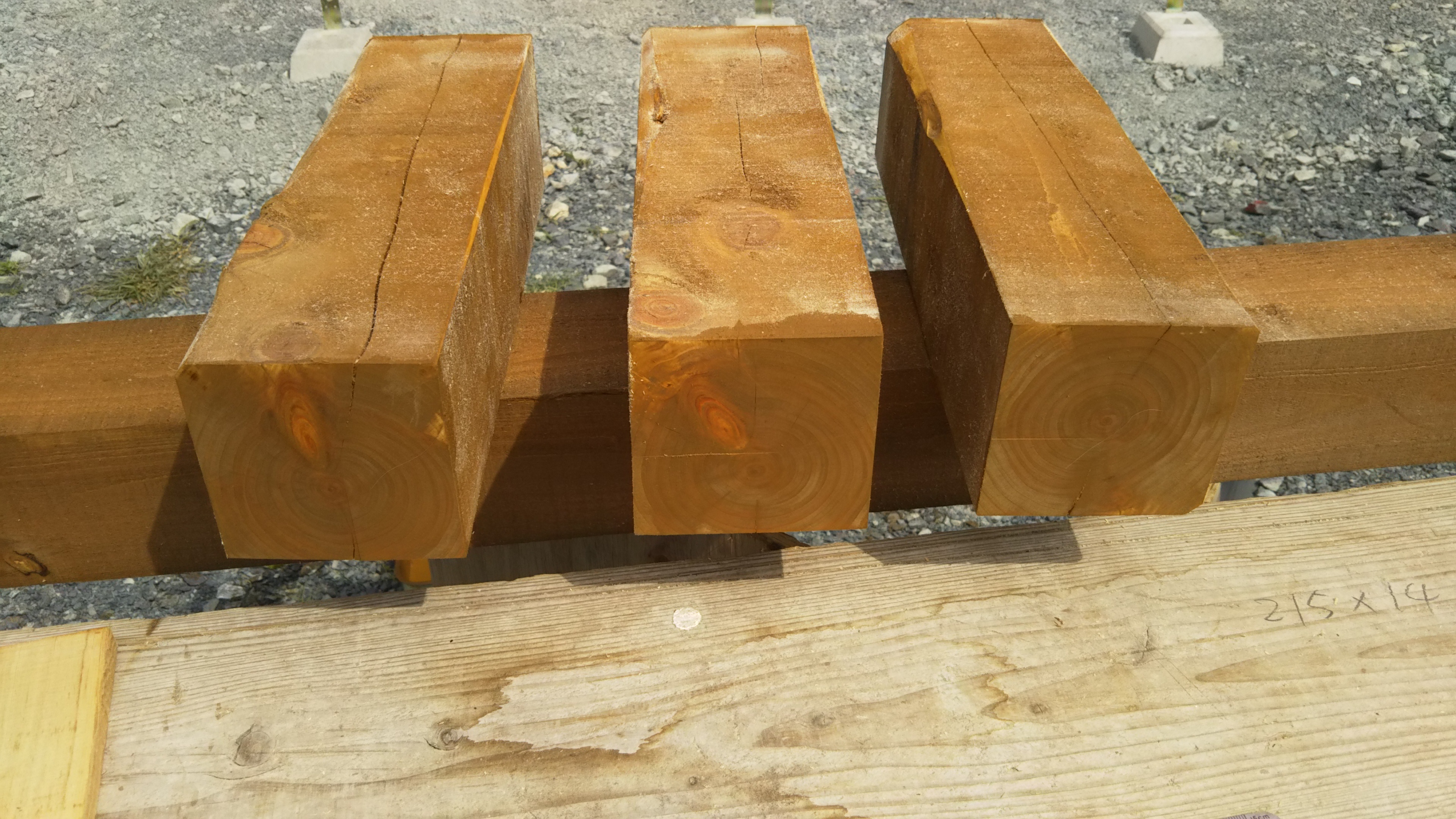 足場板で作るウッドデッキをDIY！【束柱・根太編】
