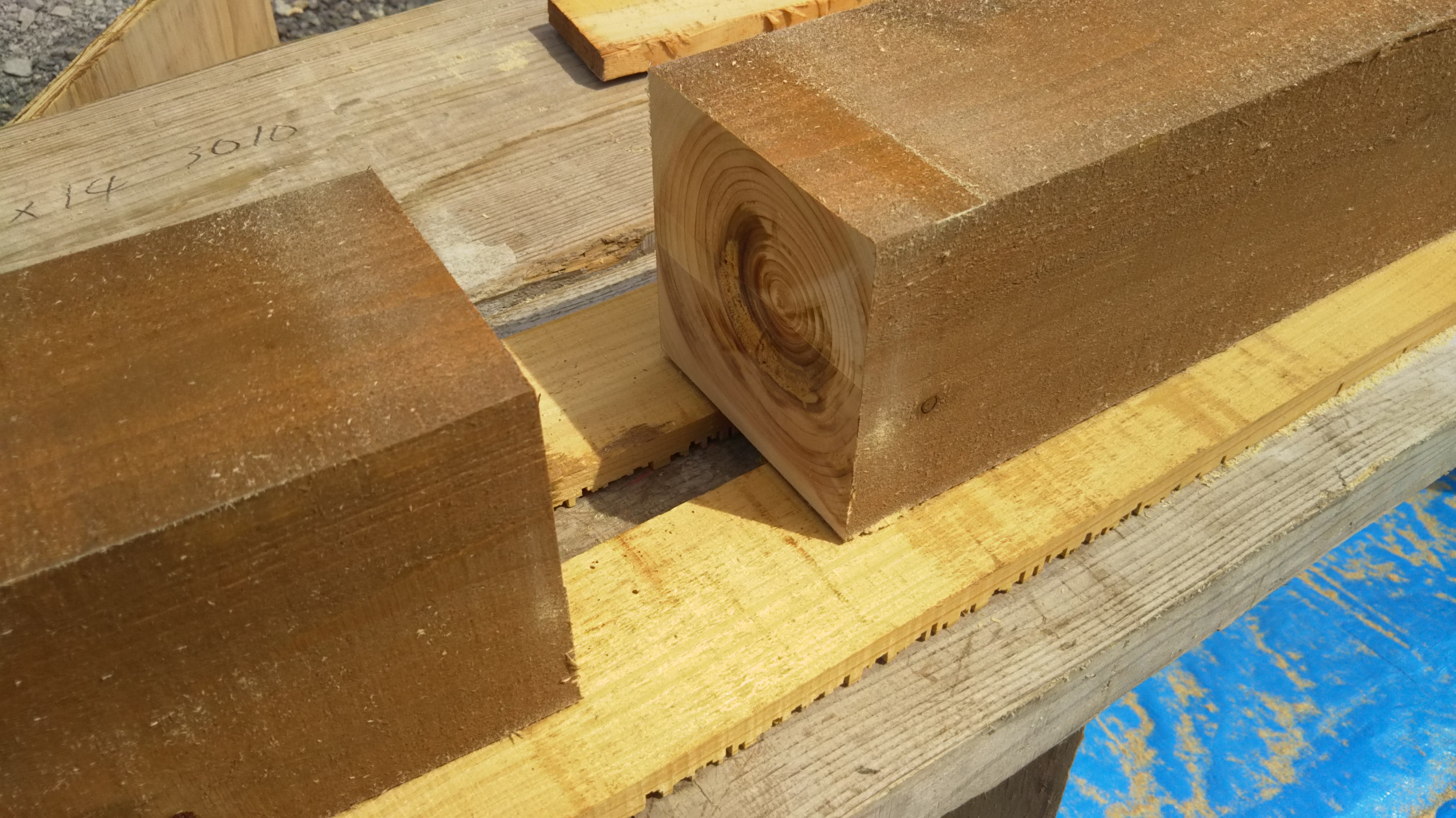 足場板で作るウッドデッキをDIY！【束柱・根太編】