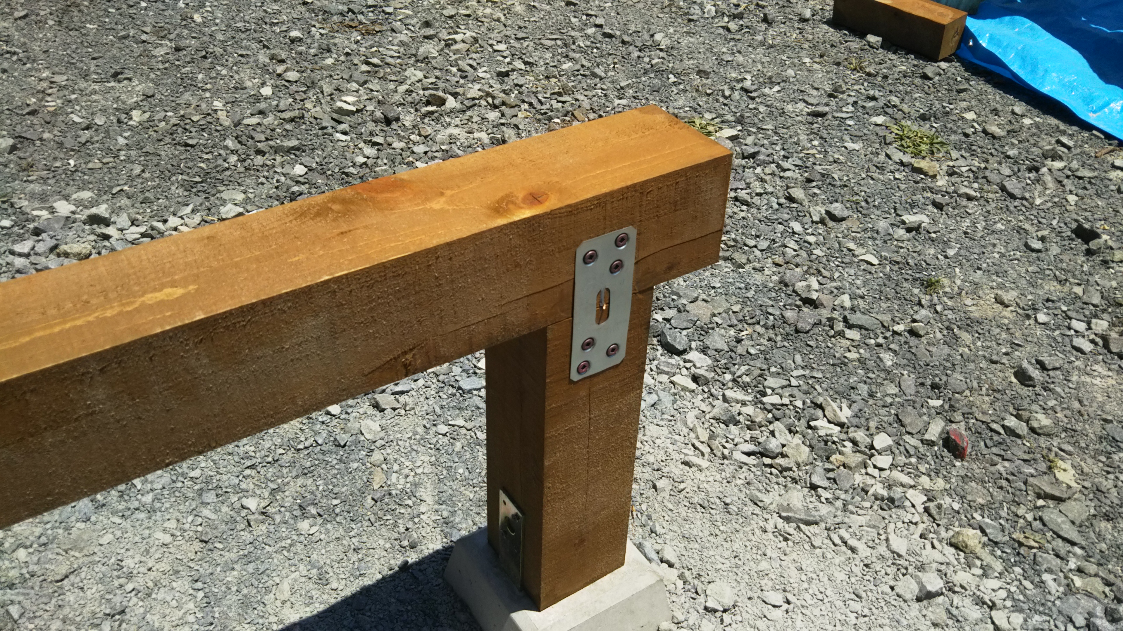 足場板で作るウッドデッキをDIY！【束柱・根太編】